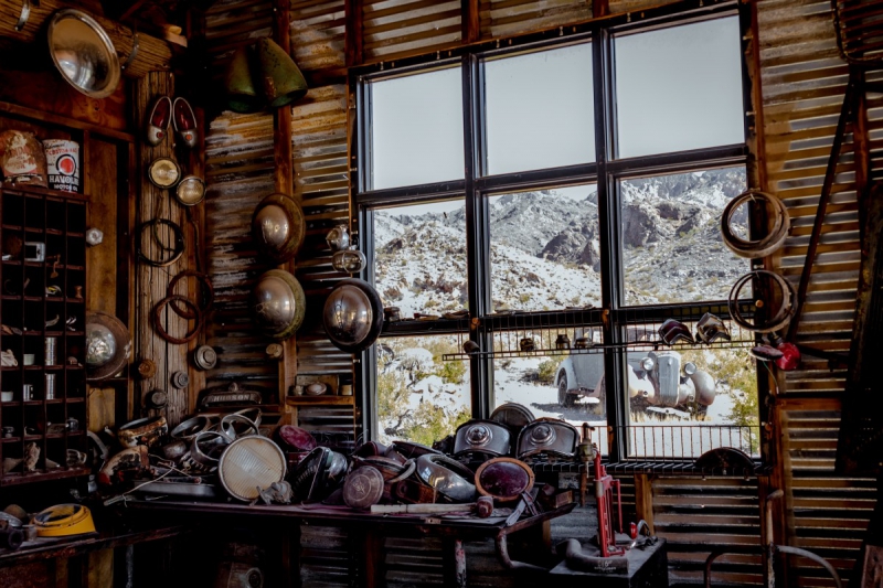 vente-VALBONNE-min_shop_window_part_junk_abandoned-138873