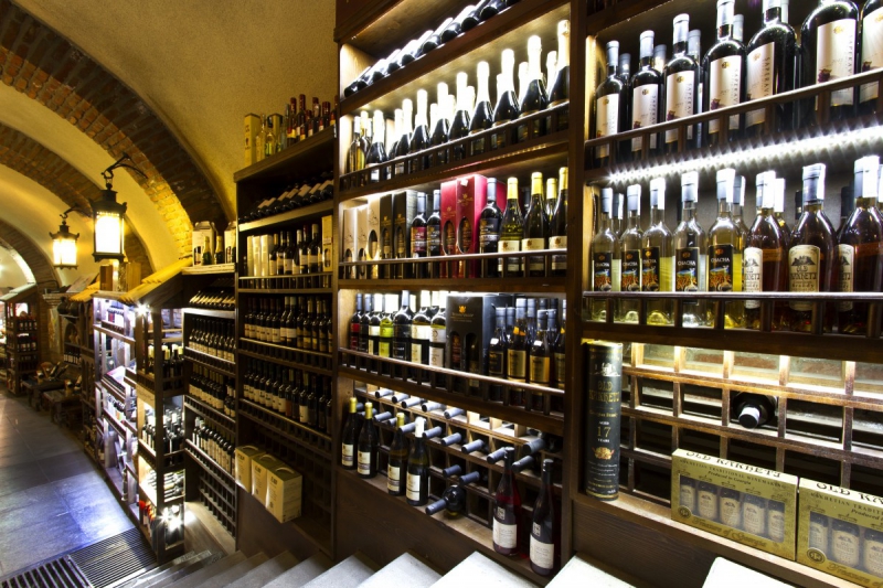vente-VALBONNE-min_world_street_travel_shop_canon_georgia_wine_bottles-429767